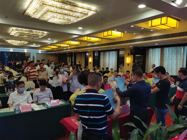 10-与会代表投票选举协会新一届的理事会和监事会.jpg