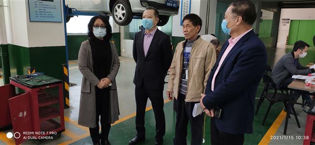 廖国礼执行会长(左二)到场指导